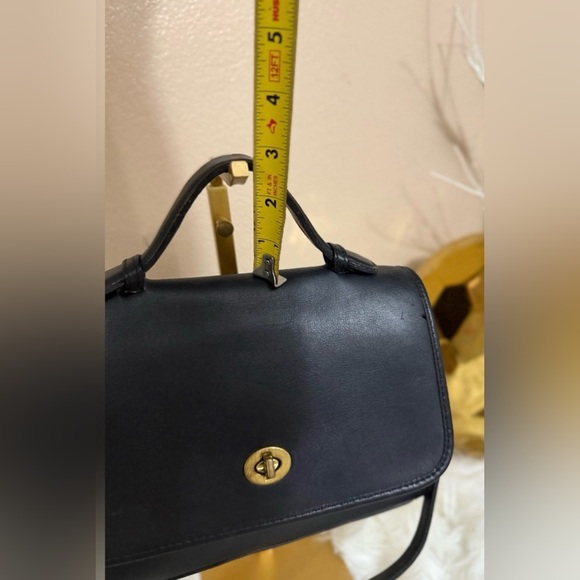 Elegant Black Leather Shoulder Bag - Picture 5 of 15